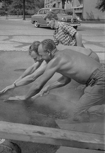 Arbeit_Asphalt_Hand_1